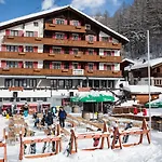 Hotel The Larix Ski-in Ski-out Saas-Fee