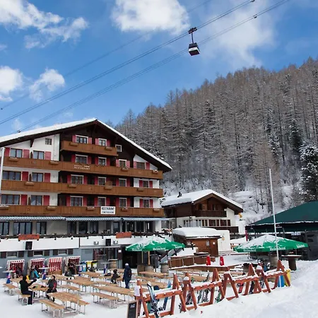The Larix Ski-in Ski-out 萨斯费