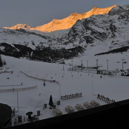 Hotel The Larix Ski-in Ski-out Saas Fee