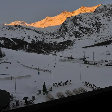 The Larix Ski-in Ski-out 3* Saas-Fee