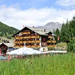 The Larix Ski-in Ski-out فندق Saas Fee